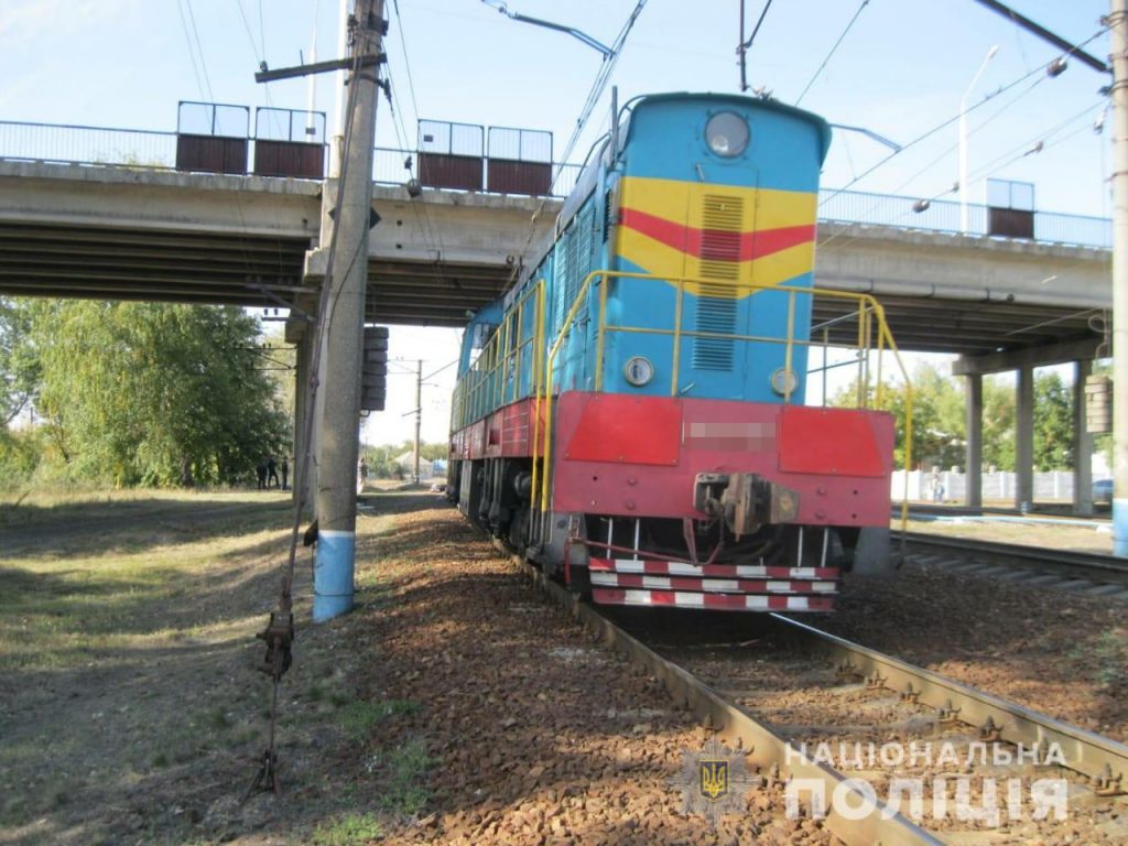 Неизвестный мужчина бросился под поезд