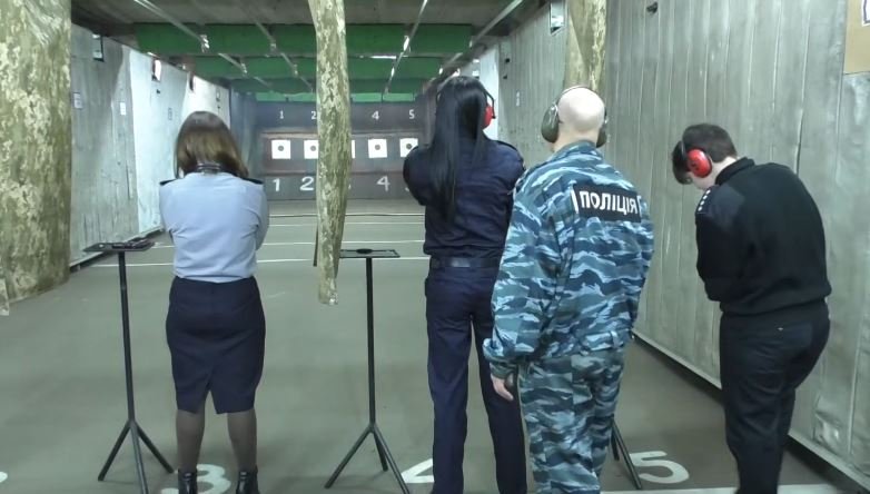 У Харкові поліцянтки змагалися за звання кращої стрільчині (відео)
