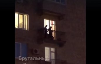 Харьковские музыканты устроили концерт на балконе (видео)