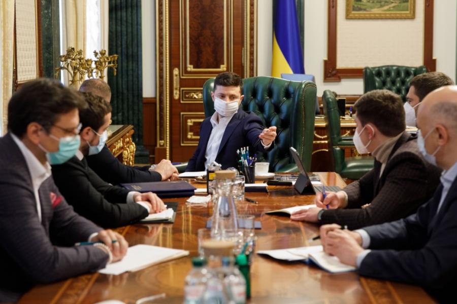 Зеленский посоветовал украинцам на Пасху сидеть дома и читать книги