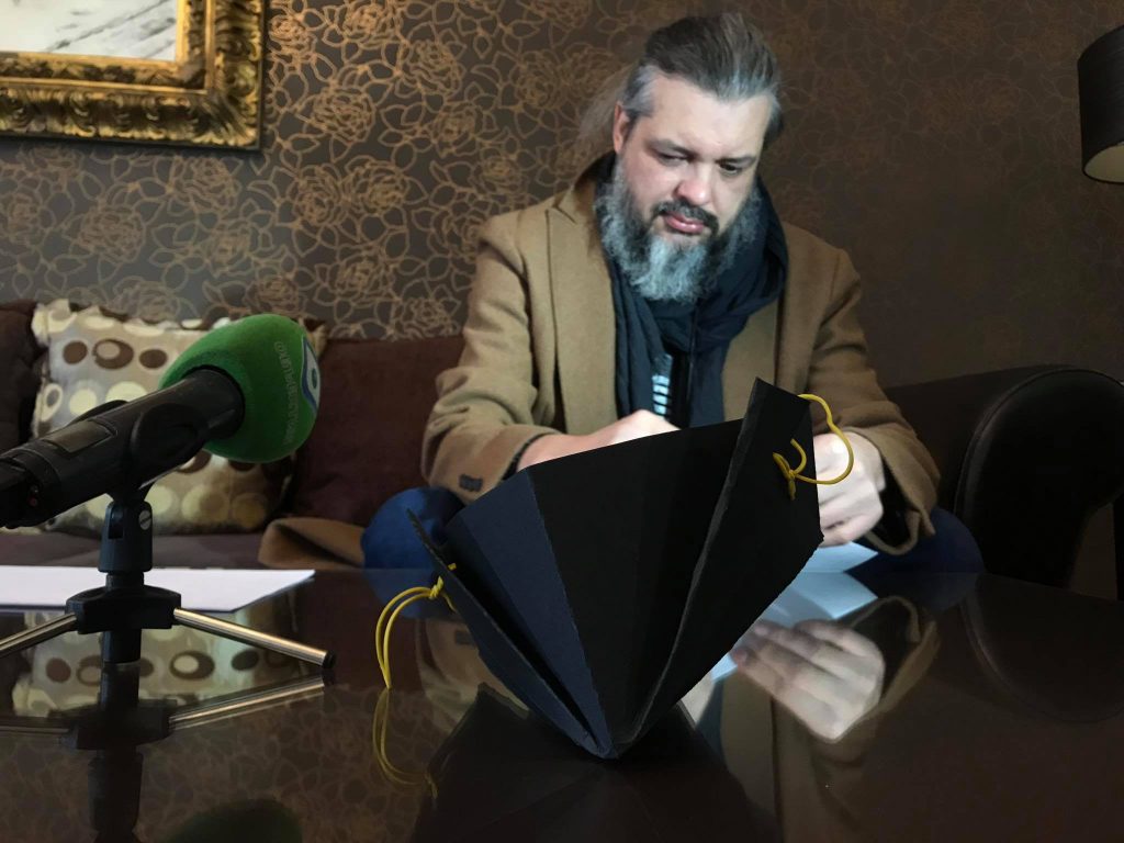 Харьковский дизайнер предлагает сделать маску своими руками за 5 минут