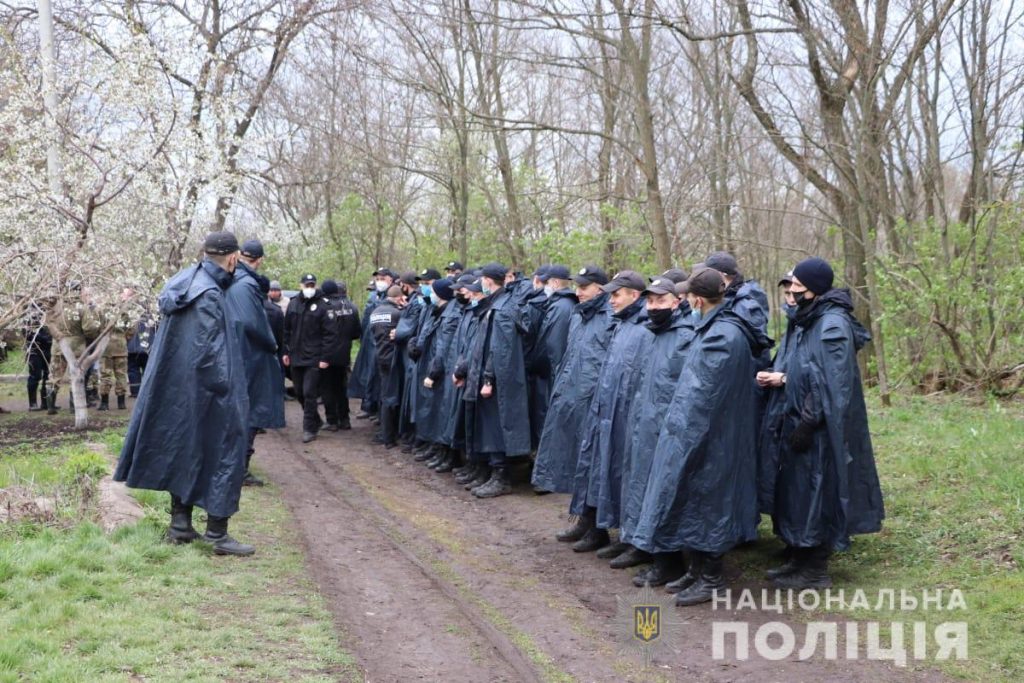 Пропавшую девочку на Харьковщине разыскивают 500 правоохранителей (фото)