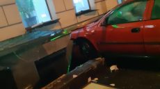 В центре Харькова иномарка врезалась в здание (фото)