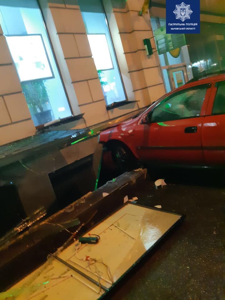 В центре Харькова иномарка врезалась в здание (фото)