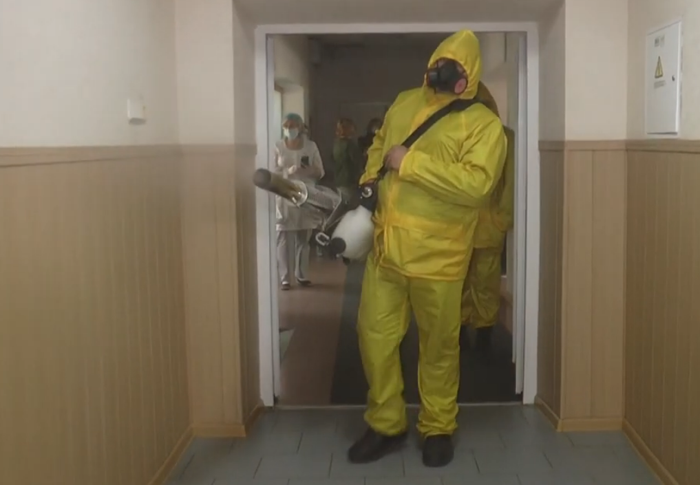 Харківські волонтери обробляють лікарні дезінфектором, який ефективний до 8 днів (відео)