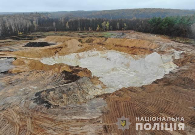 Фермер незаконно добывал полезные ископаемые в Харьковской области