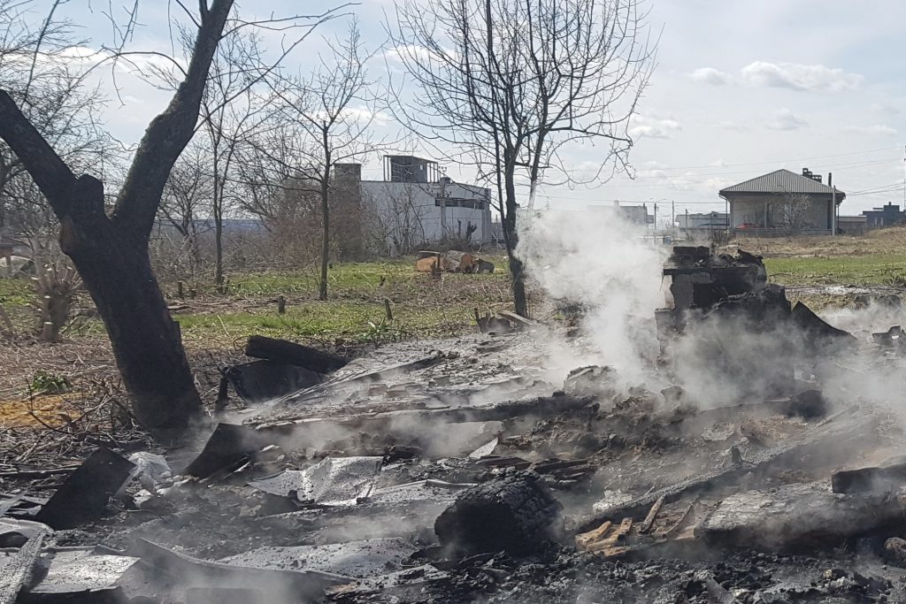 На Харьковщине от сжигания сухой травы сгорело здание (фото)