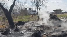 На Харьковщине от сжигания сухой травы сгорело здание (фото)