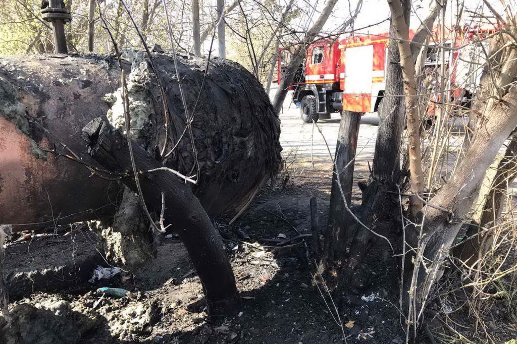 В Харькове из-за сжигания сухой травы повреждены теплотрасса и автомобиль (фото)