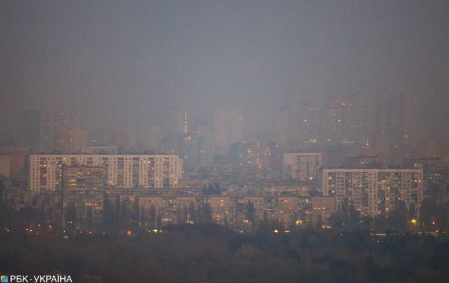 Киев затянуло дымом, киевлянам советуют не выходить на улицы