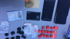 Наркозакладчик при задержании в Харькове брызнул полицейскому в глаза из баллончика