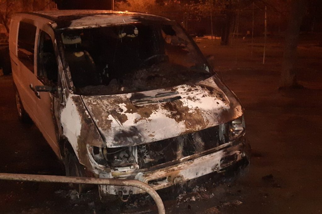 В Харькове на одной улице по очереди загорелись четыре автомобиля (фото)
