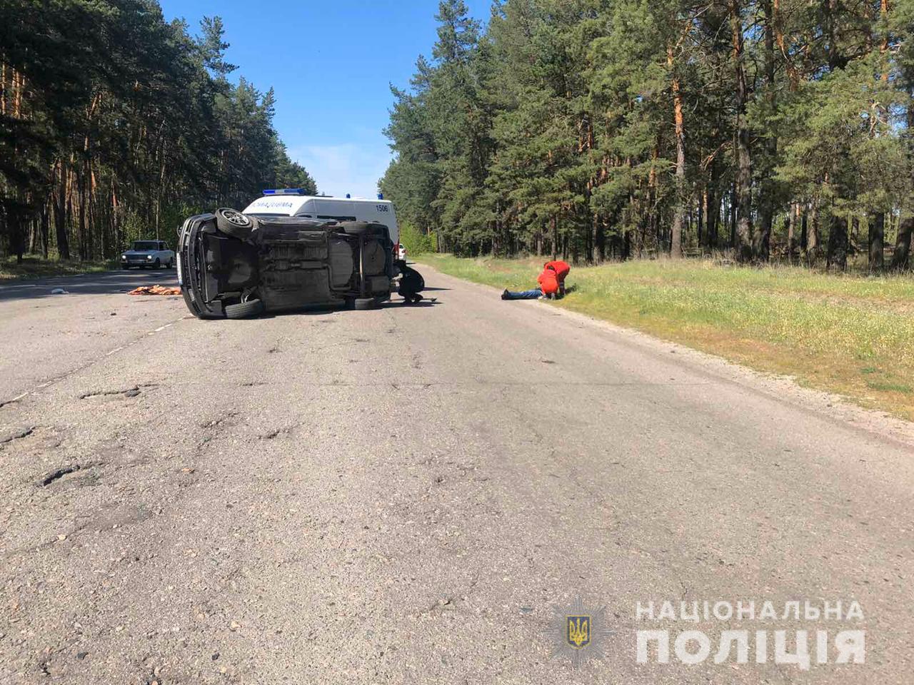 На Харьковщине иномарка перевернулася на трассе, водитель погиб (фото)