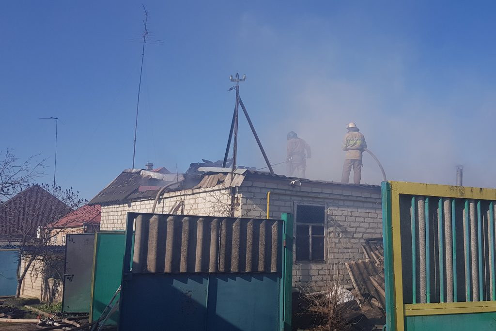 На Харьковщине  потушили крупный пожар на частном дворе
