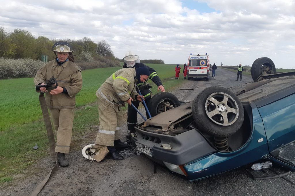 На харьковской трассе в ДТП погиб водитель, пострадали трое пассажиров (фото)