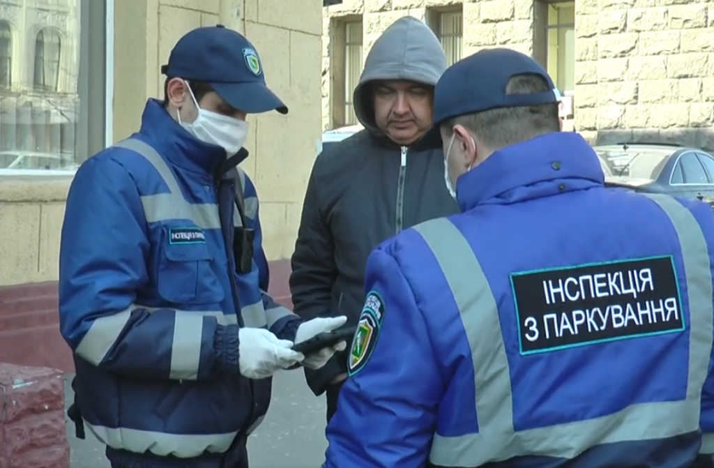 Харківські водії відтепер сплачуватимуть за паркування по-новому (відео)