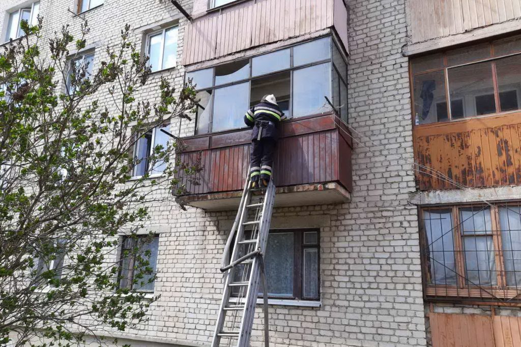 Сосед-курильщик поджег чужой балкон (фото)