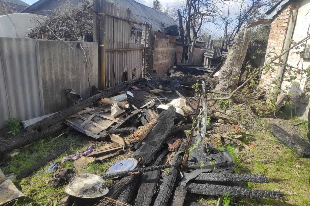 В Харькове огонь от горящего сарая перекинулся на соседский жилой дом (фото)