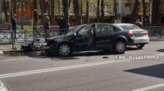 В Харькове водитель Renault выехал на «встречку» и столкнулся с Audi (фото)