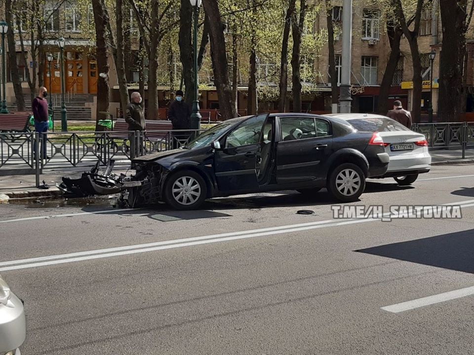 В Харькове водитель Renault выехал на «встречку» и столкнулся с Audi (фото)