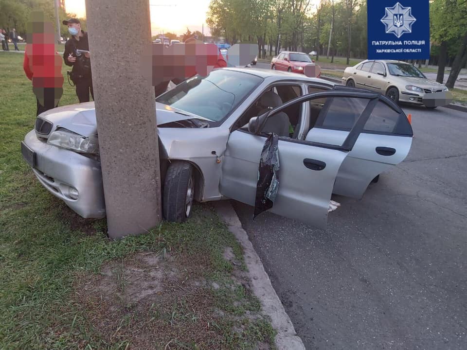 В Харькове Daewoo врезался в столб (фото)