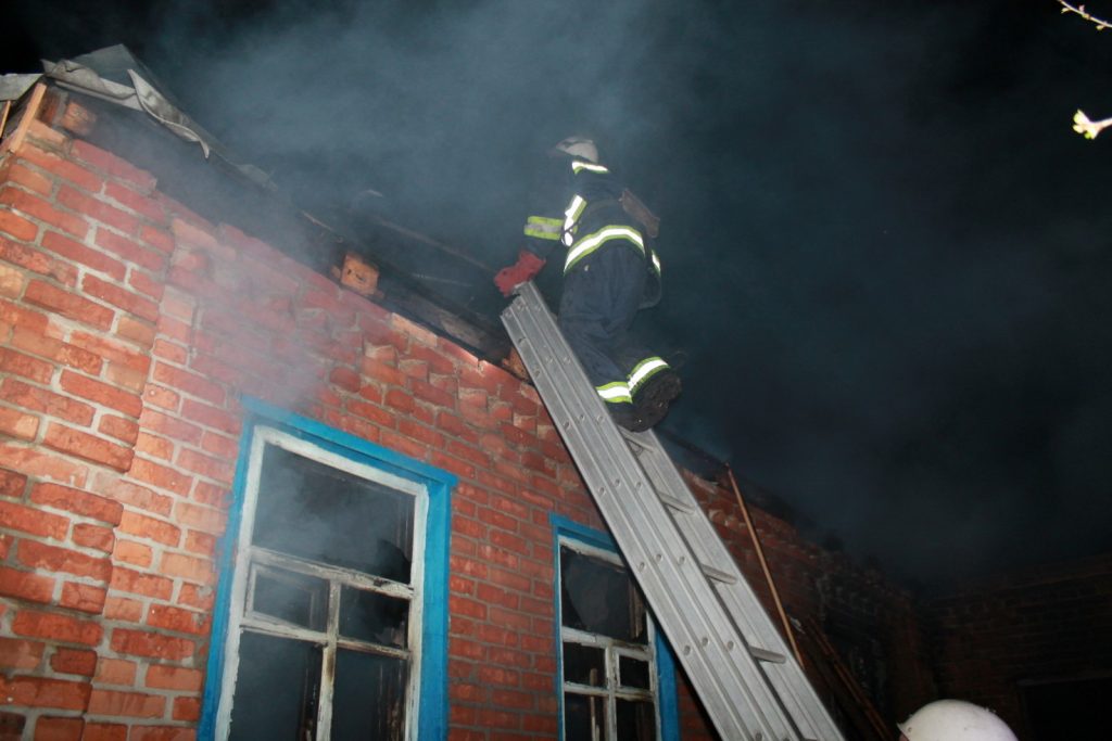 В горящем частном доме спасатели обнаружили тело его владельца (фото)