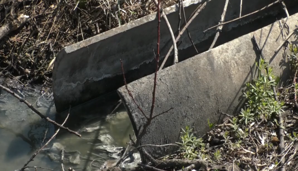 Сморід та фекалії: у Мерефі каналізаційні відходи з будинків розтікаються вулицею (відео)