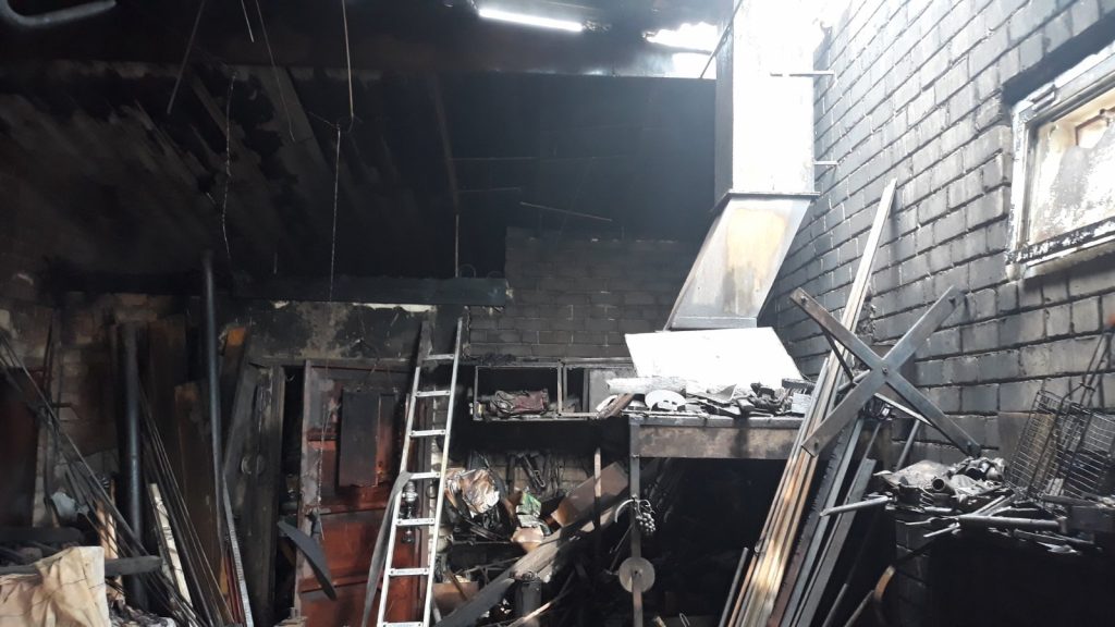 В Харькове спасатели потушили большой пожар в гараже (фото)