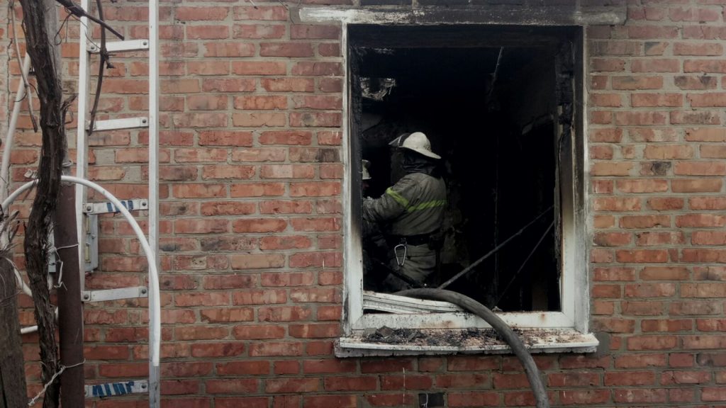На Харьковщине в доме сгорел мужчина, его жену удалось спасти (фото)