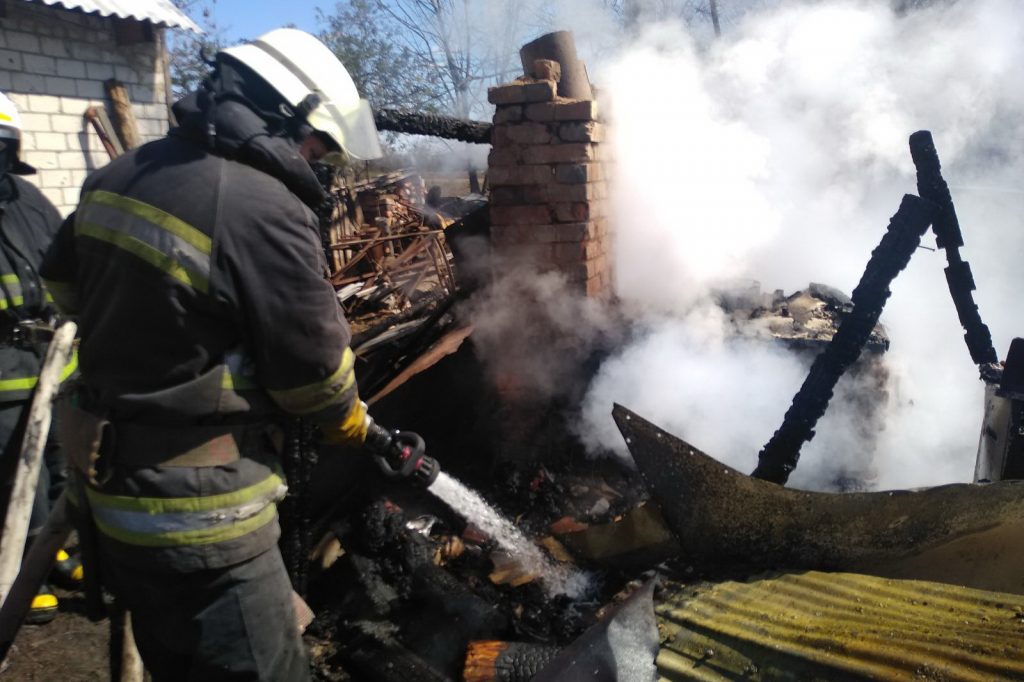 Спасатели потушили пожар в частном домовладении (фото)