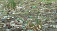 Поблизу селища Жихор сміття заполонило частину річки Уди (відео)
