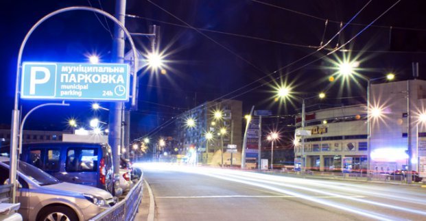 Парковщиков в зеленой форме в Харькове заменили онлайн-расчетами