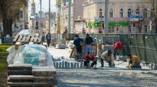 Коммунальщики заканчивают ремонт сквера возле «Зеркальной струи» (фото)