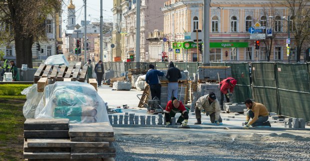 Коммунальщики заканчивают ремонт сквера возле «Зеркальной струи» (фото)