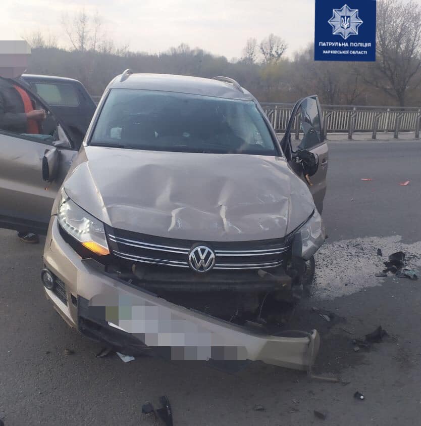 В Харькове водитель врезался в бордюр, пострадали два человека (фото)