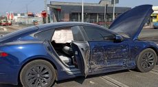 В Харькове водитель Skoda, пытаясь проскочить перекресток, столкнулся с Tesla (фото)