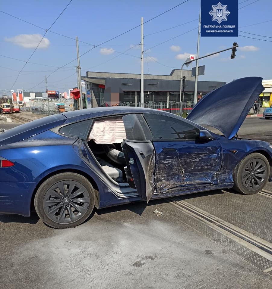 В Харькове водитель Skoda, пытаясь проскочить перекресток, столкнулся с Tesla (фото)