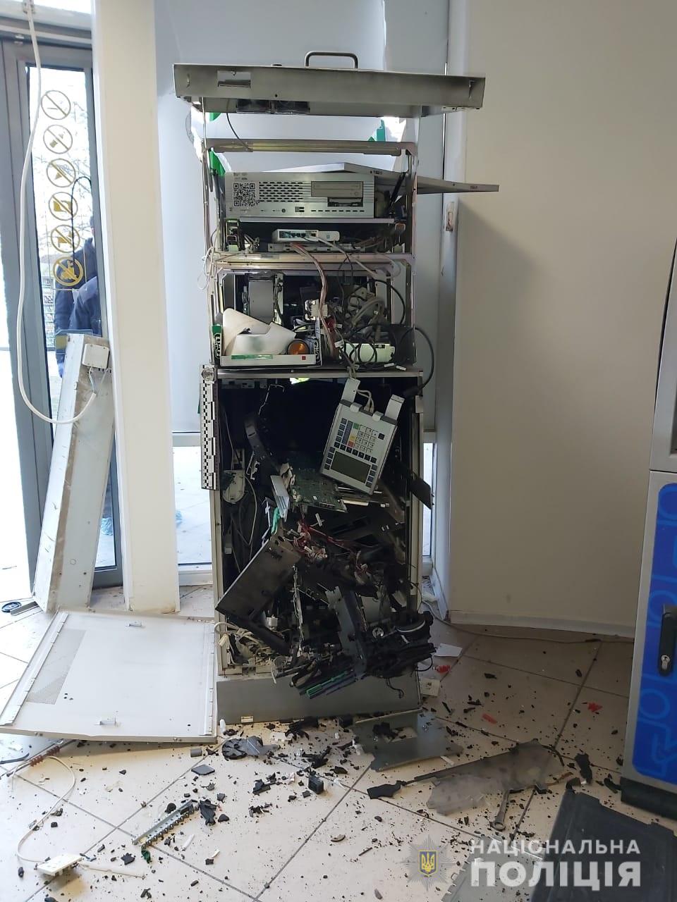 Для взрыва банкомата в Харькове преступники использовали самодельное взрывное устройство (фото)