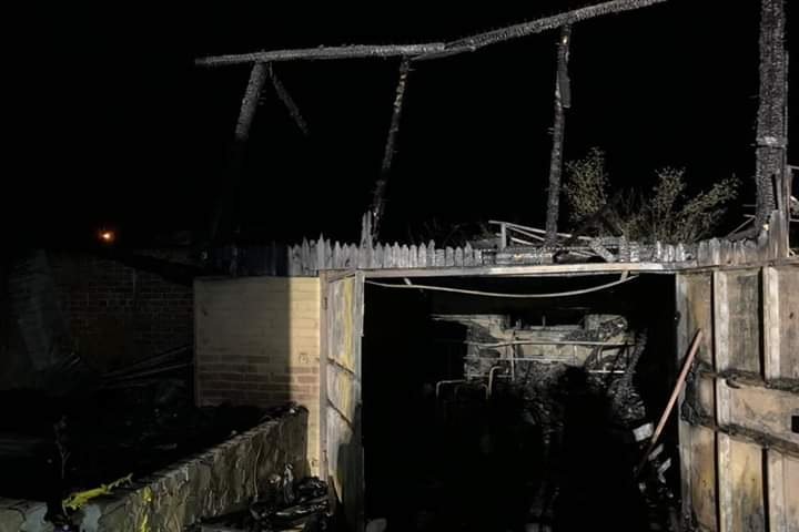 Спасатели ликвидировали крупный пожар в частном домовладении под Харьковом (фото)