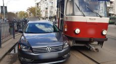 Volkswagen, заблокировавший движение трамваев, увезли эвакуатором (фото)