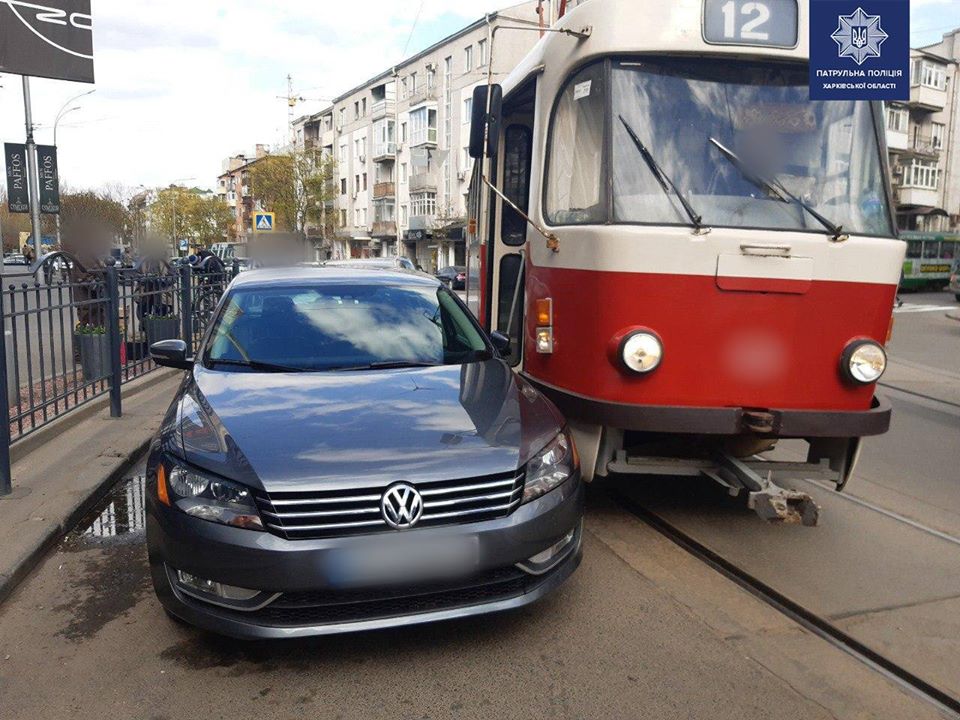 Volkswagen, заблокировавший движение трамваев, увезли эвакуатором (фото)