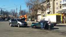 На улице Китаенко Daewoo столкнулся с Mitsubishi (фото)