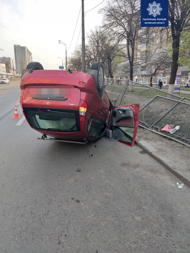 В Харькове перевернулся автомобиль (фото)