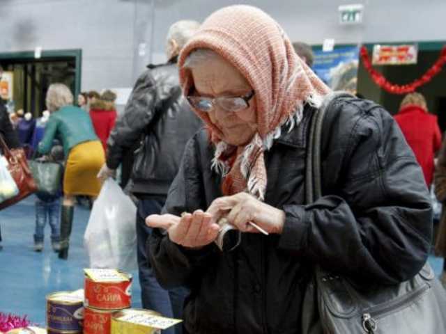 Пенсионеры могут оплатить «коммуналку», заказать продукты питания или получить пенсию у почтальона