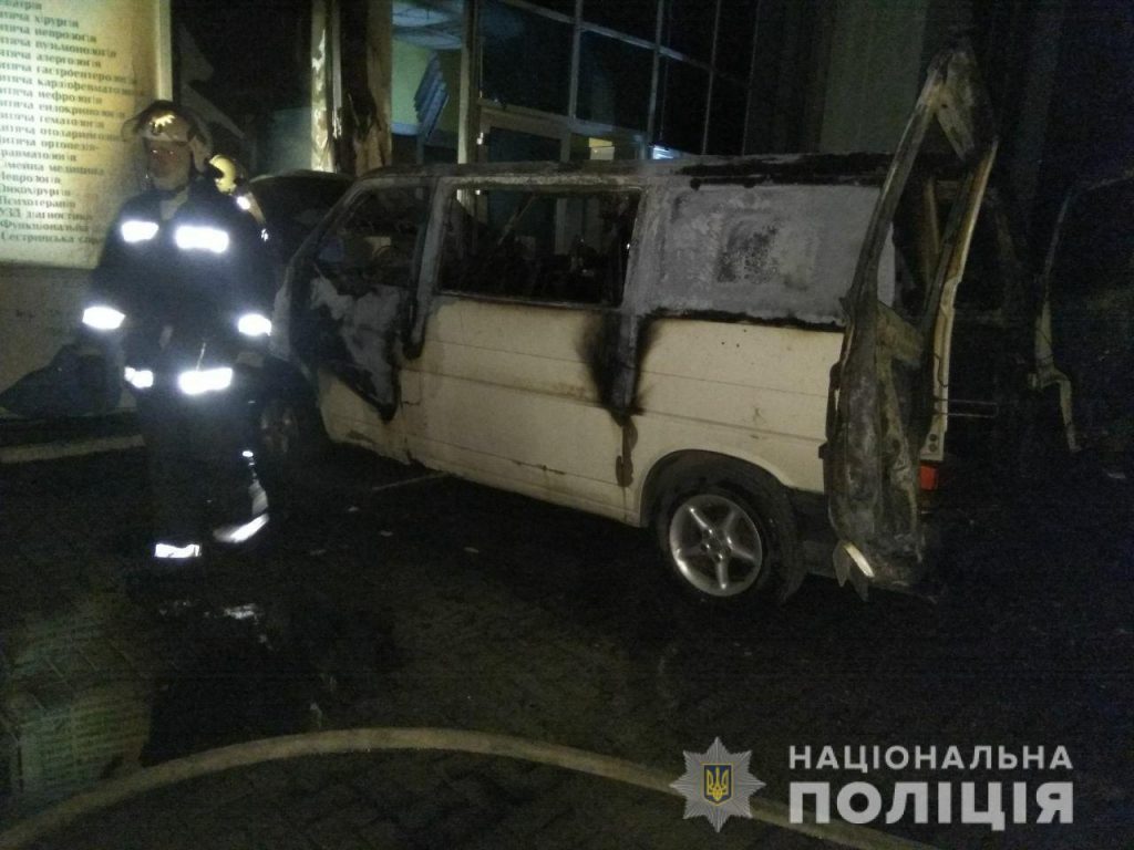 В Шевченковском районе Харькова подпалили автомобиль (фото)