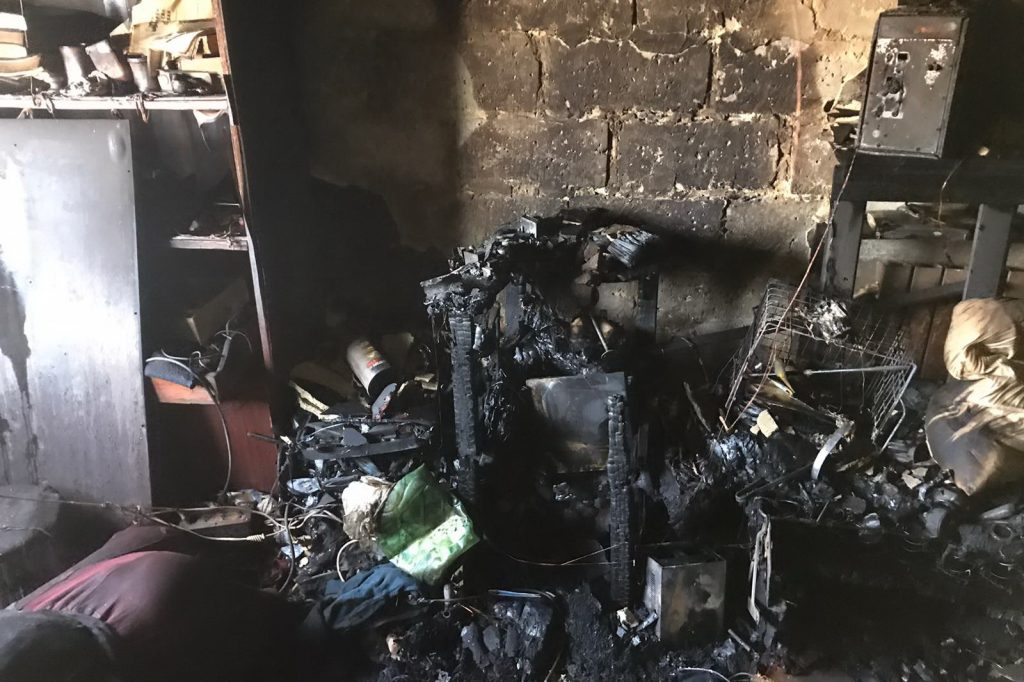 На Харьковщине в сгоревшем доме найдено тело человека (фото)