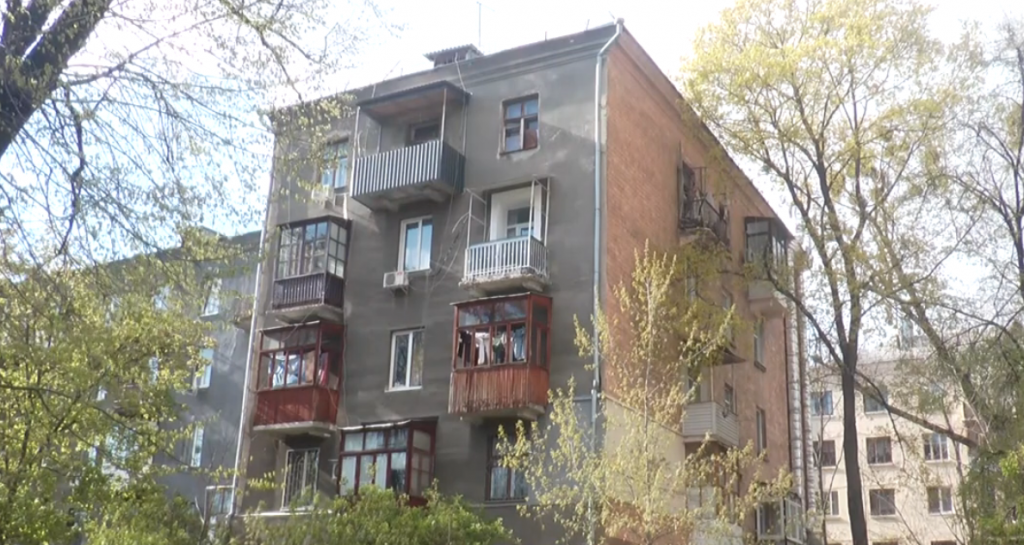 У центрі Харкова люди страждають через притулок для тварин у квартирі (відео)