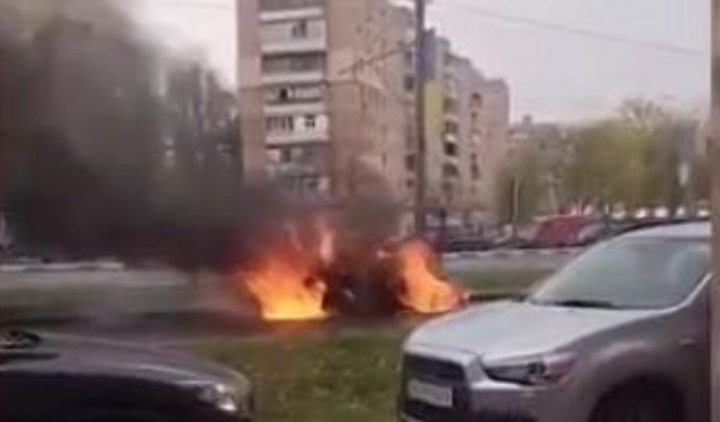 На проспекті Гагаріна палала автівка (фото, відео)