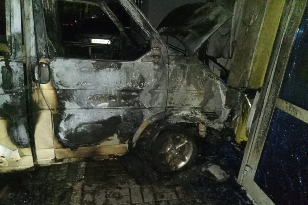 В Харькове горящее авто въехало в стену административного здания (фото)