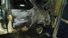 В Харькове горящее авто въехало в стену административного здания (фото)